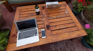 Fotos checken auf der Dachterrasse bei chilenischem Rotwein 