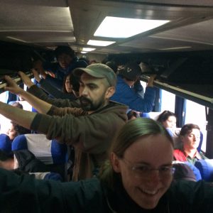 Stehen im Bus über Waldwege.