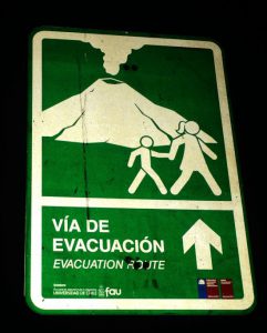 Überall in Pucon - Wegweiser um vom Vulkan wegzukommen.