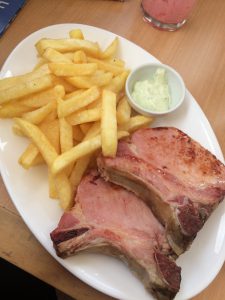 Kassler mit Pommes in Puerto Varas