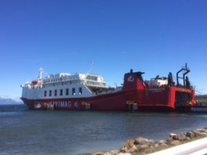 Die Navimag-Fähre im Hafen von Puerto Natales