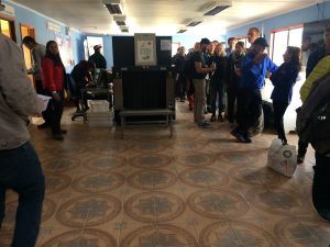 das Röntgengerät steht mitten im Raum