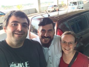 Mit Dario vor seinem Taxi.