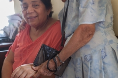 Guayaquil - 94 jährige Frau mit Ihrer Freundin in einem kleinem Restaurant