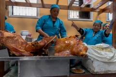 Riobamba - Mercado Merced - Samstags mit frisch gegrillten Schwein