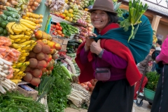 Riobamba - gefühlt beladen sich einige der Frauen mit ihrem eigenen Körpergewicht nochmal