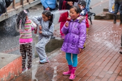 Salinas - am Plaza zum Beginn des Karnevals - einmal Sprühschaum bitte