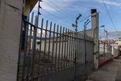 Ambato - in Mitten der Innenstadt sind die Häuser mit elektrischen Zäunen gesichert