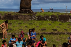 Osterinsel - Hanga Roa:  beim zweiten Moai ist gerade eine Schulklasse davor