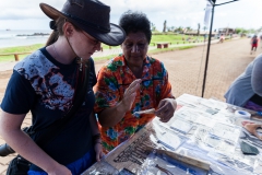 Osterinsel - Hanga Roa: Judith bekommt die Herstellung einer Art Bambus-Papier erklärt