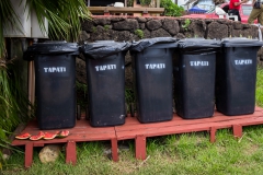 Osterinsel - Hanga Roa: es gibt extra Mülltonnen und auch Stühle