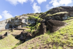Rapa Nui - Moais beim Vullkan Rano Raraku - der dunkle lange Stein rechts im Felsen ist eine der größten unvolendeten Figuren