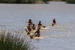 Tapati Rapa Nui - "Triathlon" am Rano Raraku - erste Diziplin: Rudern