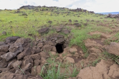 Osterinsel - Eingang zur Höhle Kakana