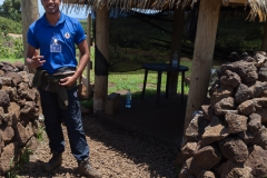 Osterinsel - der Held des Tages teilte seine Ananas mit uns :-)