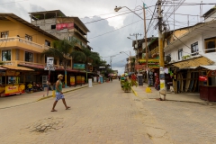 Montañita - das Stadtbild ist von vielen kleinen Läden, Bars und Restaurants geprägt