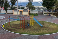 Ambato - der Spielplatz ist voller Beton obwohl hier sonst alles wächst und gedeiht