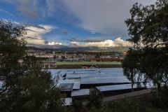 Ambato - und auf einen Markt voller Wellblech-Hütten