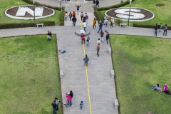 Mitad del Mundo - Blick vom Äquator-Denkmal mit der Äquator-Linie in Gelb