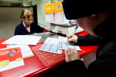 Und die Formalitäten haben bestimmt eine halbe Stunde gebraucht... Aber die Postfrau war nett und hat auch langsam gesprochen.