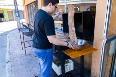 Frisch gegrilltes Schwein in Molina am Busterminal.