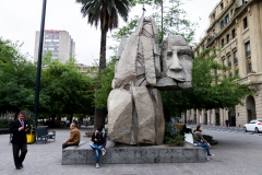 Die Mapuche-Statur auf dem Plaza de Armas in Santiago de Chile Die Mapuche-Statur auf dem Plaza de Armas in Santiago de Chile