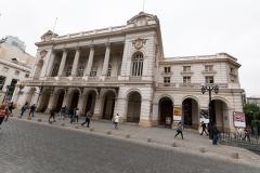 Die Oper. Um junge Menschen für Kultur zu begeistern, gibt es für Zuschauer bis 35 Jahre richtig viel Rabatt. Tickets so um 3 Euro. Die Oper. Um junge Menschen für Kultur zu begeistern, gibt es für Zuschauer bis 35 Jahre richtig viel Rabatt. Tickets so um 3 Euro.