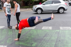 Breakdancer mitten auf der Straße (in einer Grünphase) im Bellavista Viertel Breakdancer mitten auf der Straße (in einer Grünphase) im Bellavista Viertel