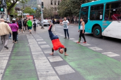 Breakdancer mitten auf der Straße (in einer Grünphase) im Bellavista Viertel Breakdancer mitten auf der Straße (in einer Grünphase) im Bellavista Viertel