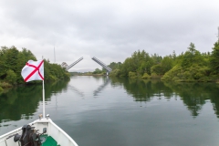 Eine Klappbrücke und im Vordergrund die Fahne von Valdivia.