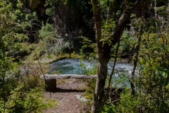 Der perfekte Platz zum Ausruhen direkt am Bach.