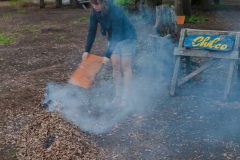 Feli beim Anfachen des Laubfeuers.