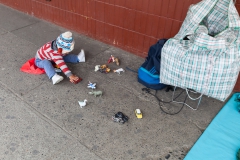 Puerto Varas - ein spielendes Kind auf dem Bürgersteig