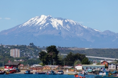 Der Calbuco-Vulkan hinter der Stadt