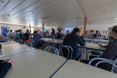 Die Sicherheitseinweisung im Speisesaal.