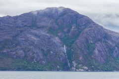 Und immer wieder kleine und größere Wasserfälle.