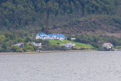 Einsame Häuser auf der anderen Fjordseite