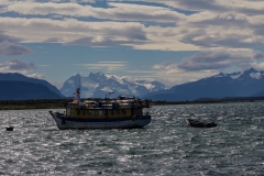 Puerto Natales - Blick vom Hafen auf die Berge