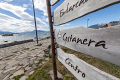 Puerto Natales - wer 2 Meter vor der Uferpromenade noch ein Hinweisschild braucht, steht im Nebel