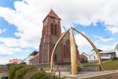 Falklandinseln - Rund um Stanley - die Kirche mit einem Wal-Knochen-Denkmal davor