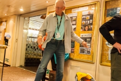 Ocean Diamond - Saugen bei der Biosecurity-Kontrolle