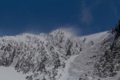 Cooper Bay - Wind fegt den Schnee vom Gipfel