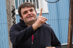 Stromkabel vom Masten auf Kopfhöhe..