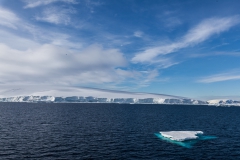 Eisberge umgeben das Schiff