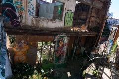 Valparaiso ist Unesco Weltkulturerbe. Dummerweiße gibt es hier schon mal regelmäßig Erdbeben und ein paar Häuser stürzen fast ein. Die restlichen Fassaden dürfen trotzdem nicht abgerissen werden - weil sonst Strafe an die Unesco gezahlt werden muss.. Heißt: warten, bis das nächste Erdbeben den Rest auch weg macht.