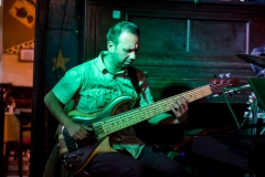 Der Gitarrist und der Schlagzeuger sahen...