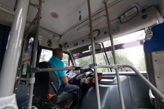 Der Fahrer im Micro (kleiner Bus)