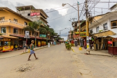 Montañita - das Stadtbild ist von vielen kleinen Läden, Bars und Restaurants geprägt