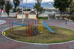 Ambato - der Spielplatz ist voller Beton obwohl hier sonst alles wächst und gedeiht