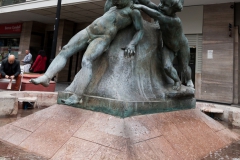 Der Springbrunnen ist ein Geschenk von Argentinien. Die 4 Jungs repräsentieren Chile (vorne), Argentinien (rechts), Peru (hinten) und Bolivien (ganz hinten)
